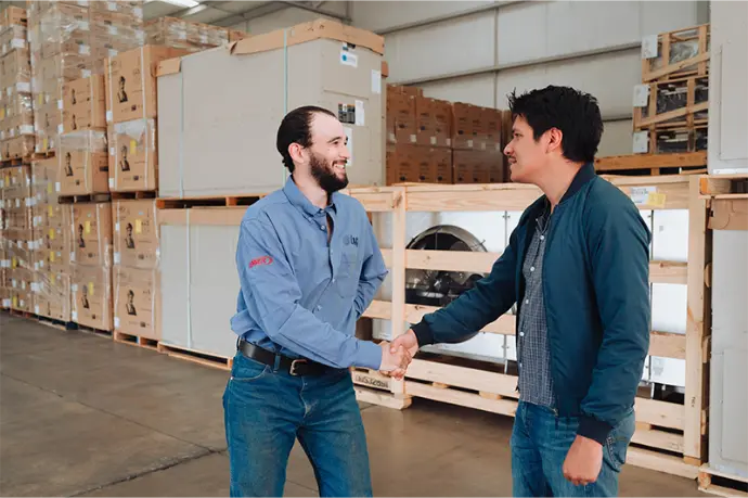 Socios TyP Socios de TyP dando la mano