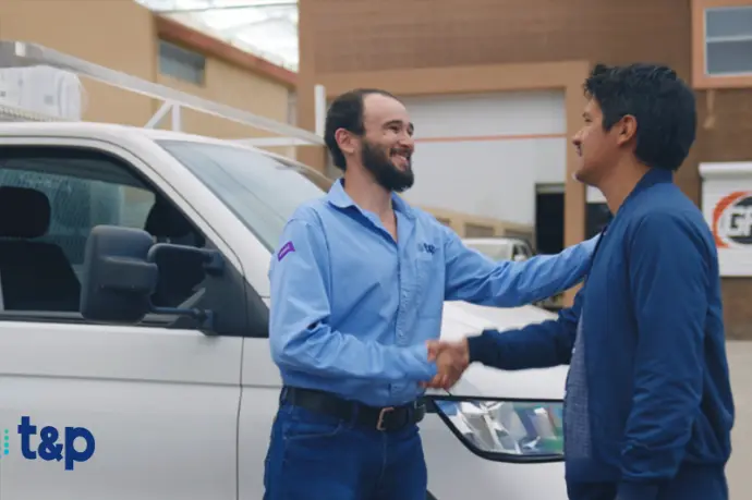 Dos personas estrechando sus manos como símbolo de una entrega de producto exitosa Dos personas estrechando sus manos como símbolo de una entrega de producto exitosa